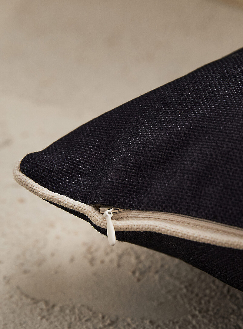 Simons Maison: Le coussin d'ext&eacute;rieur d&eacute;houssable bordure passepoil&eacute;e 30 x 50 cm <b>Collection exclusive Vivre dehors</b> Bleu marine - Bleu nuit