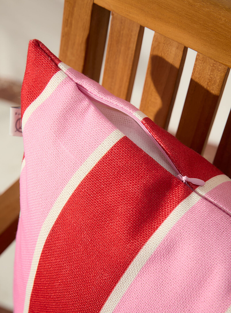 Simons Maison: Le coussin d'ext&eacute;rieur d&eacute;houssable rayures roses et rouges 50 x 50 cm <b>Collection exclusive Vivre dehors</b> Rouge &agrave; motifs
