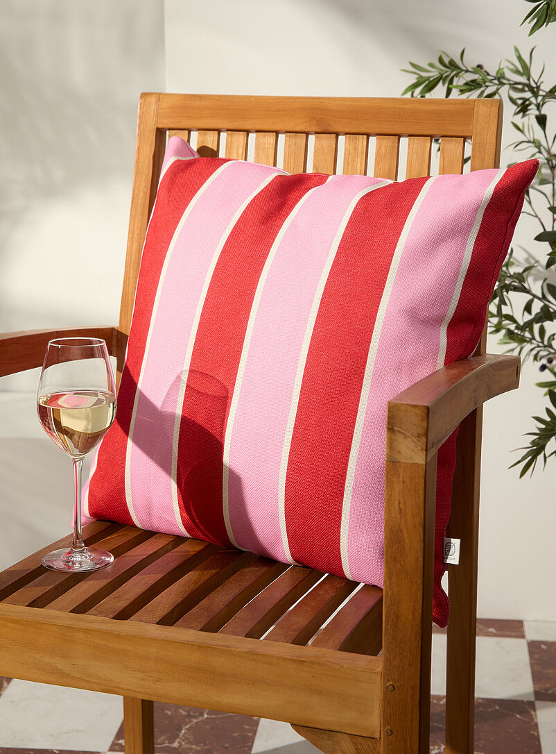 Simons Maison: Le coussin d'ext&eacute;rieur d&eacute;houssable rayures roses et rouges 50 x 50 cm <b>Collection exclusive Vivre dehors</b> Rouge &agrave; motifs