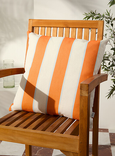 Le coussin d'ext&eacute;rieur d&eacute;houssable rayures orange et blanches 50 x 50 cm <b>Collection exclusive Vivre dehors</b>