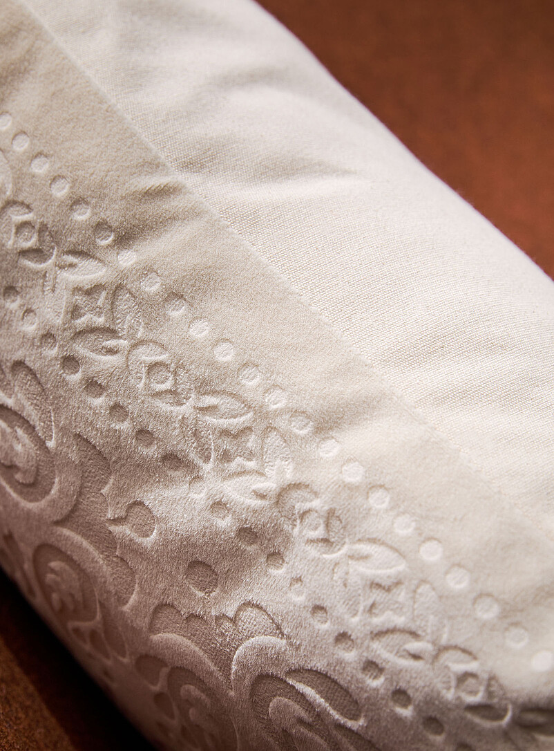 Ornamented velvety removable cover cushion 40 x 60 cm product image 2
