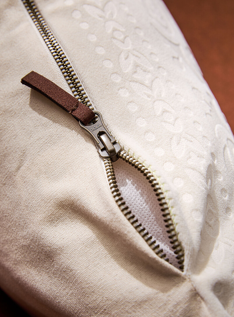 Ornamented velvety removable cover cushion 40 x 60 cm product image 3