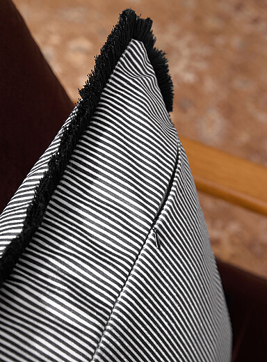 Fringed pinstriped velvety cushion 50 x 50 cm