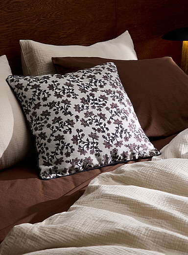 Le coussin d&eacute;houssable velout&eacute; fleurs violette 50 x 50 cm