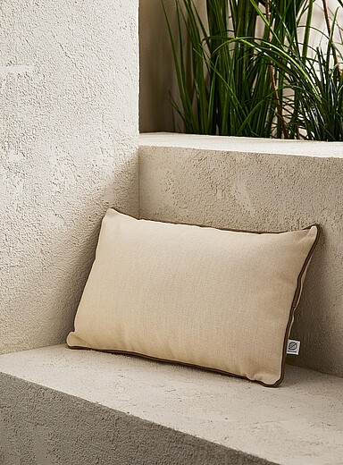 Le coussin d'ext&eacute;rieur d&eacute;houssable bordure passepoil&eacute;e 30 x 50 cm <b>Collection exclusive Vivre dehors</b>
