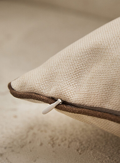 Le coussin d'ext&eacute;rieur d&eacute;houssable bordure passepoil&eacute;e 30 x 50 cm <b>Collection exclusive Vivre dehors</b>