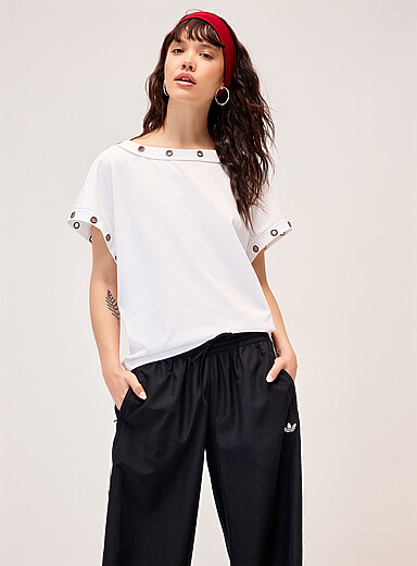 Large eyelets off-the-shoulder T-shirt