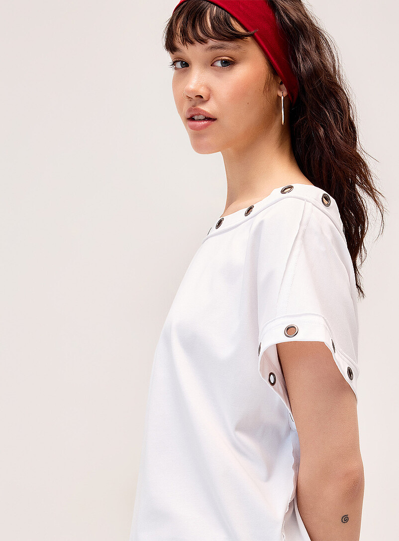 Twik: Le t-shirt &eacute;paule nue gros &oelig;illets Noir pour femme