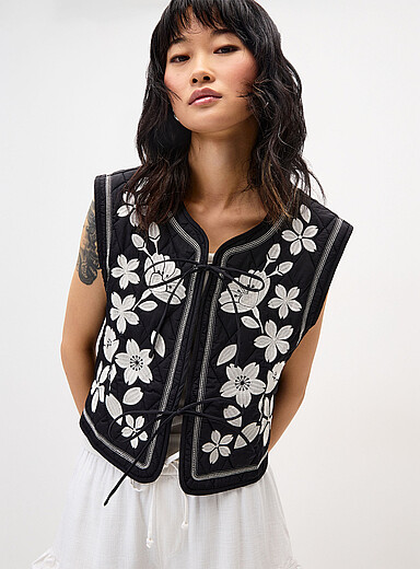 Twik: La veste sans manches matelass&eacute;e fleurs Noir pour femme