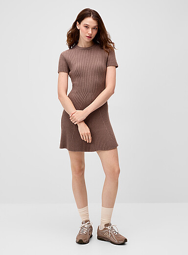 Twik: La minirobe ajust&eacute;e-&eacute;vas&eacute;e tricot Brun pour femme