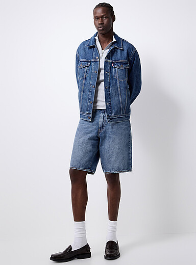 Le short jean bleu moyen ample