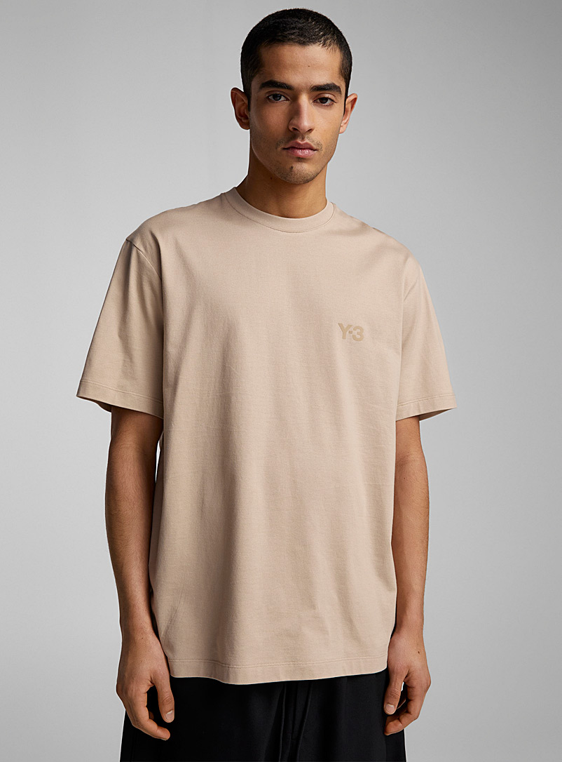 Y-3: Le t-shirt beige logo ton sur ton Brun pour homme