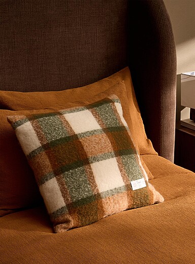 Le coussin d&eacute;houssable effet mohair carreaux orange et verts 50 x 50 cm
