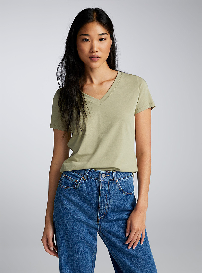 Twik: Le t-shirt col V ajusté Vert pâle-lime pour femme