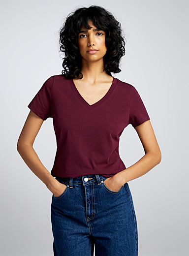 Twik: Le t-shirt col V ajusté Rouge foncé-vin-rubis pour femme