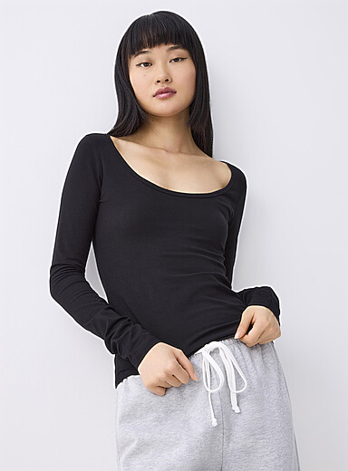 Twik: Le t-shirt col d&eacute;gag&eacute; manches longues <b>Coupe tr&egrave;s ajust&eacute;e</b> Noir pour femme