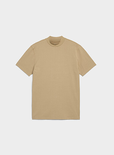 Le t-shirt col montant <b>Coupe standard</b>