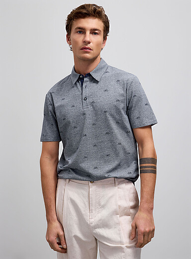 Le polo minimotifs sur rayures optiques <b>Coupe standard</b>