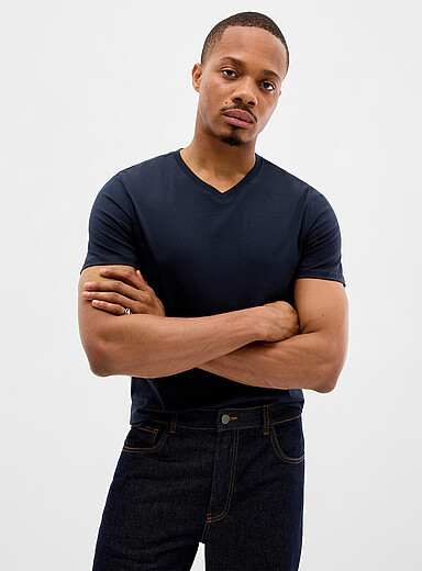 Le t-shirt col V <b>Coupe standard</b>