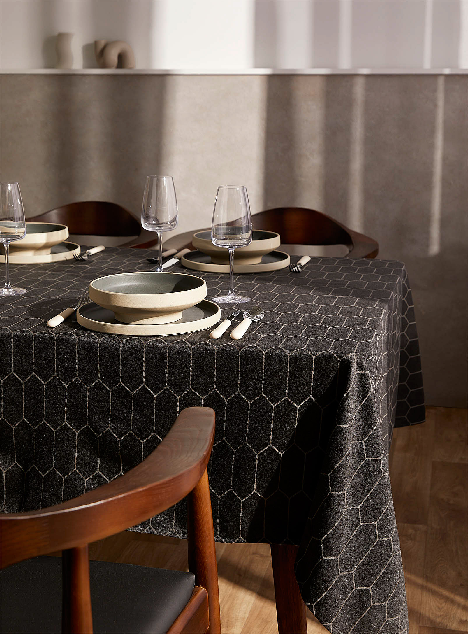White ribbed recycled polyester tablecloth
