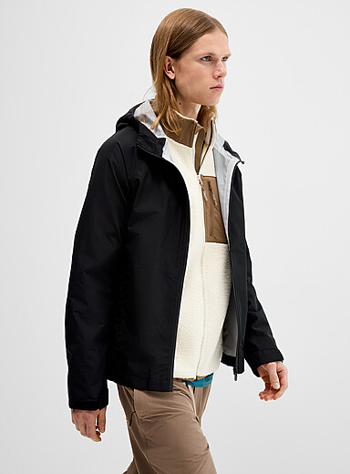 L'imperm&eacute;able minimaliste &agrave; capuche