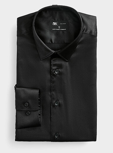 La chemise noire satin&eacute;e <b>Coupe standard</b>