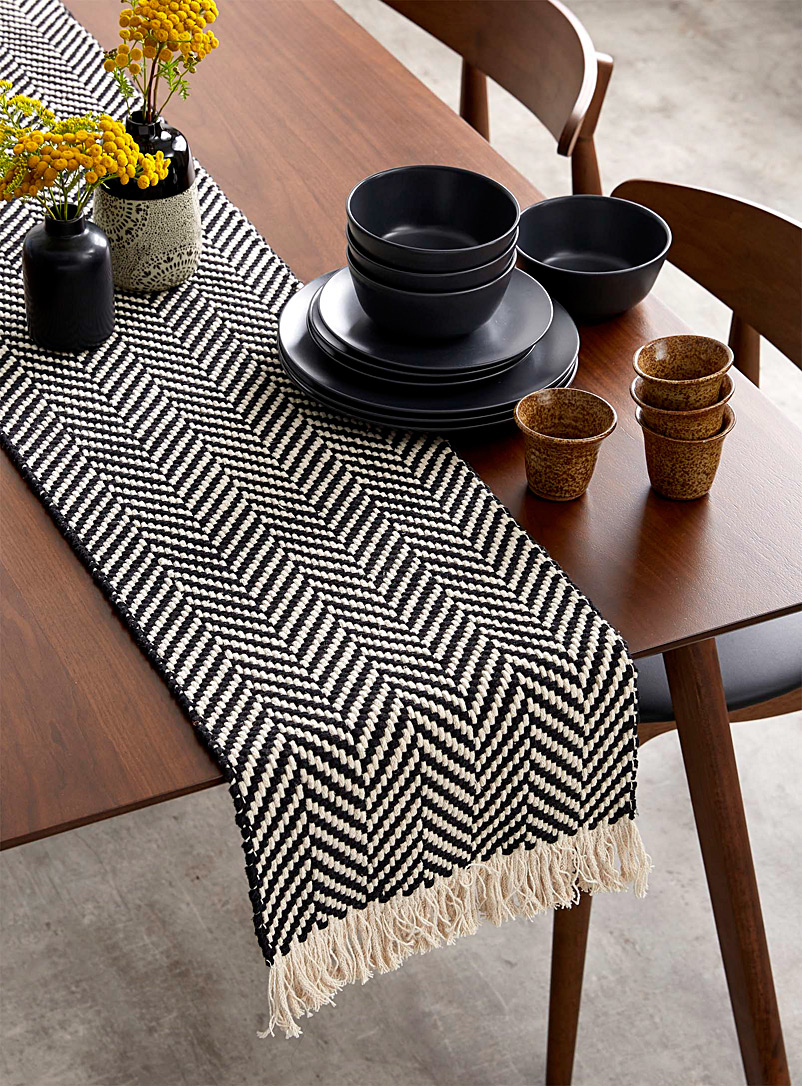 Danica: Le chemin de table zigzags 3 formats offerts Blanc et noir