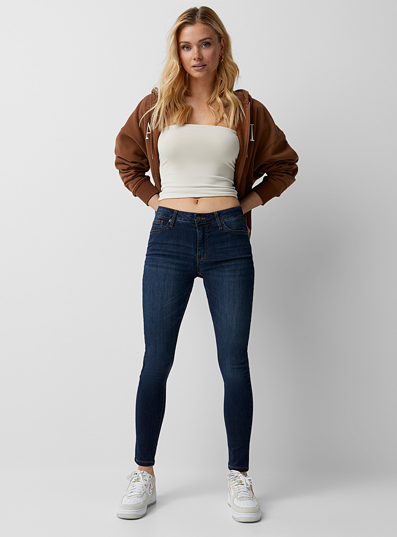 Twik: Le jean ajusté taille régulière extensible Assorti pour femme