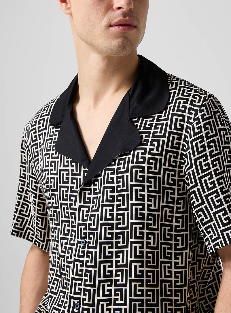 Balmain: La chemise cabana soyeuse monogramme Blanc et noir pour homme
