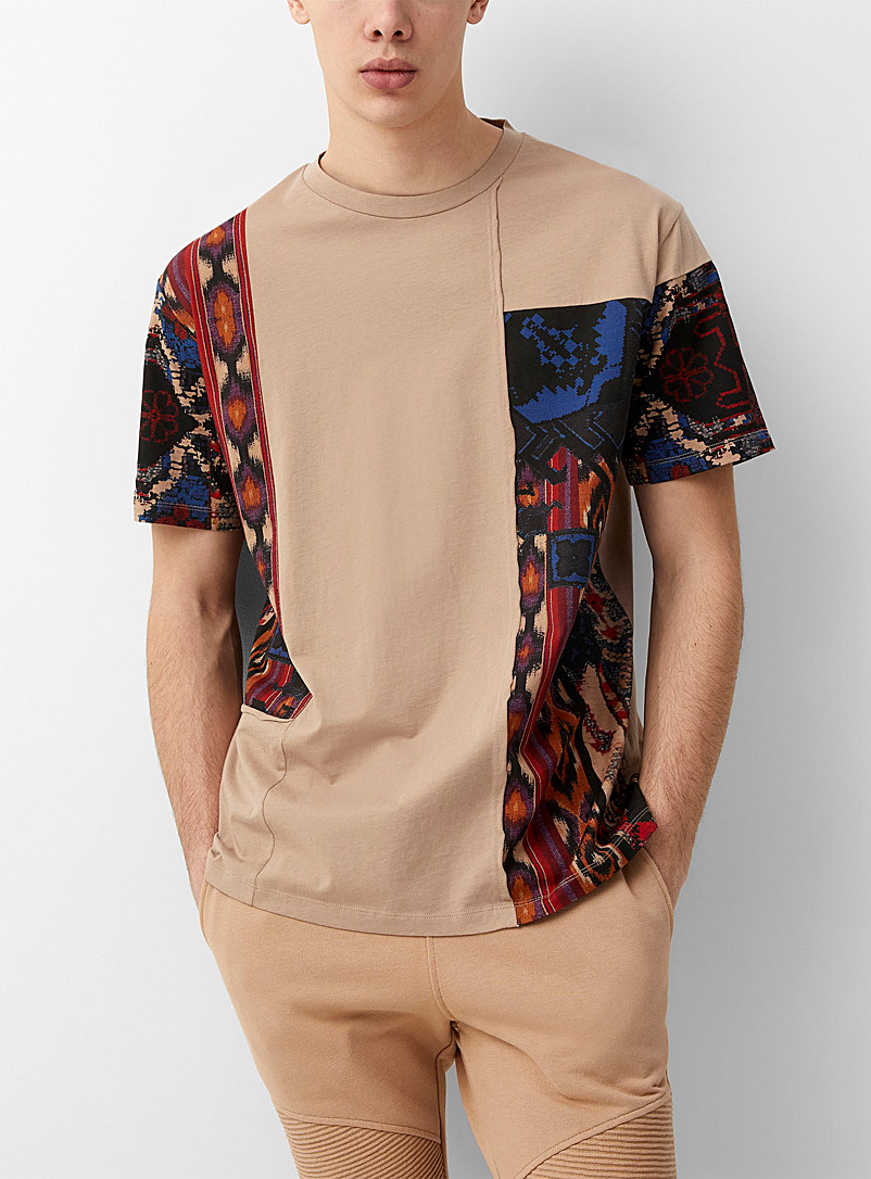 Balmain: Le t-shirt patchwork batik Beige crème pour homme