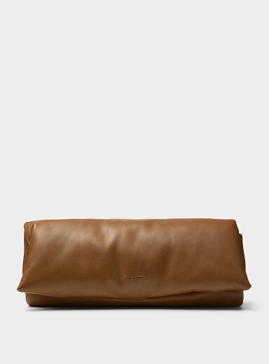 La pochette rembourr&eacute;e cuir brun