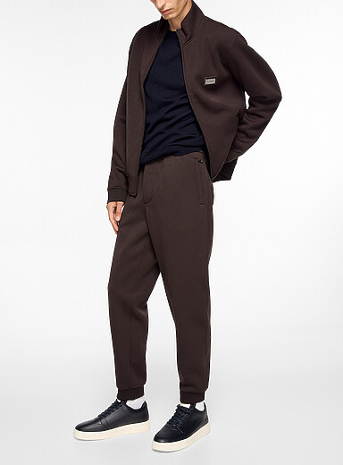 Emporio Armani: Le pantalon de surv&ecirc;tement modal chocolat Brun pour homme