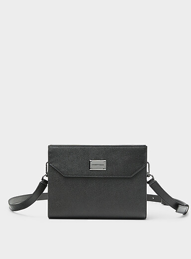 La pochette bandouli&egrave;re en cuir plaque signature