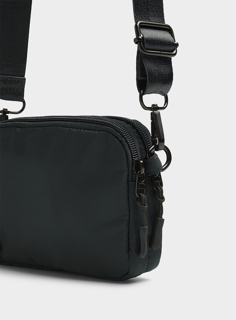 Simons: Le sac bandouli&egrave;re zipp&eacute; lustr&eacute; Noir pour femme