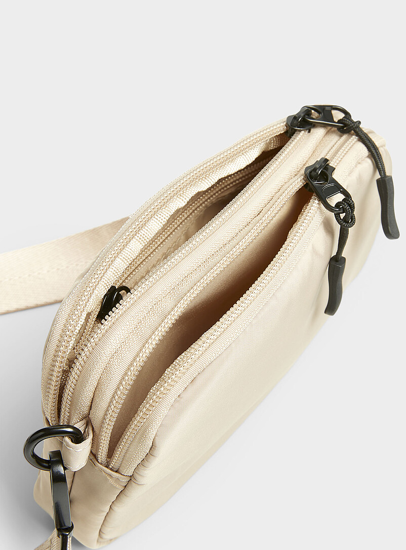 Simons: Le sac bandouli&egrave;re zipp&eacute; lustr&eacute; Noir pour femme