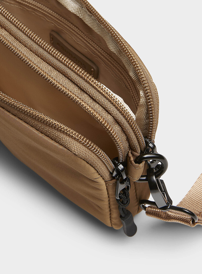 Simons: Le sac bandouli&egrave;re zipp&eacute; lustr&eacute; Noir pour femme