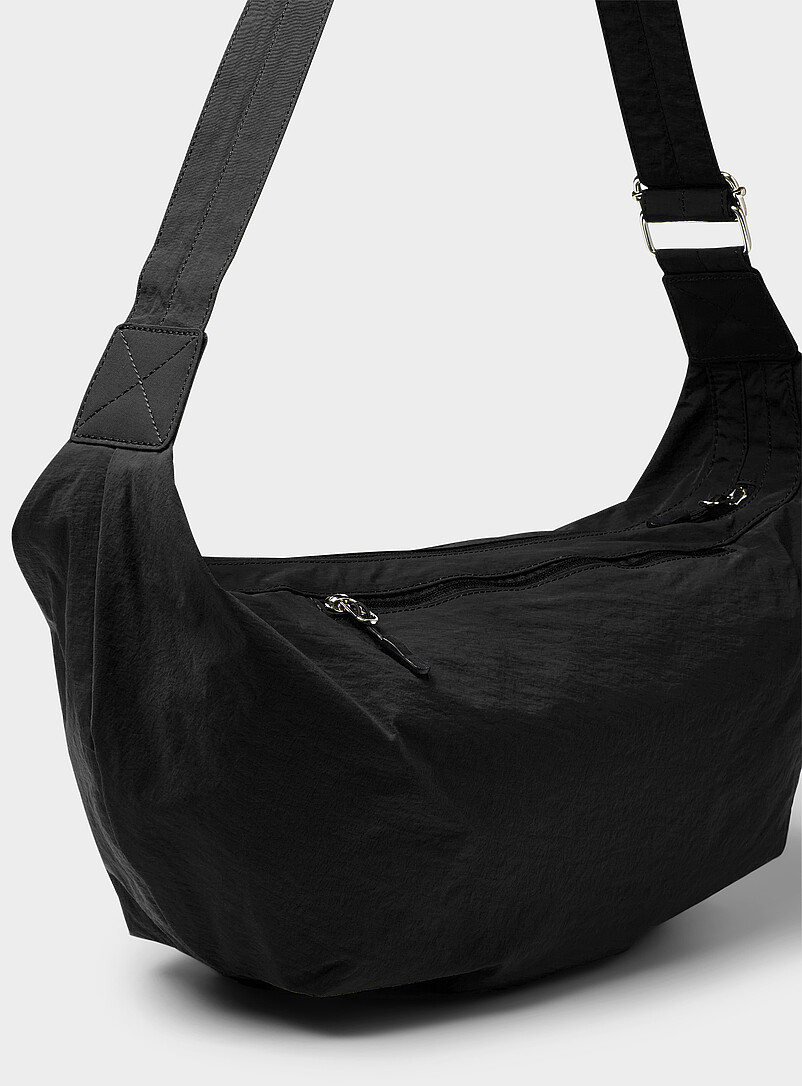 Simons: Le sac demi-lune XL toile froiss&eacute;e Noir pour femme