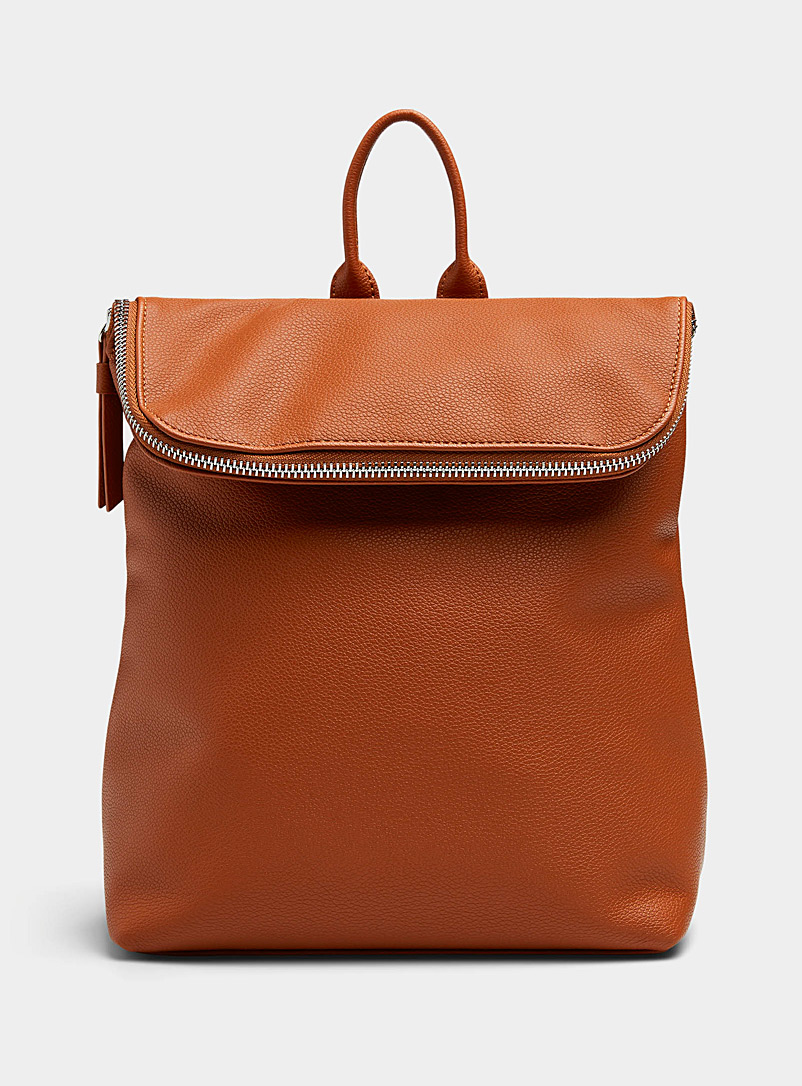 Simons: Le petit sac à dos rabat zippé minimaliste Brun pour femme
