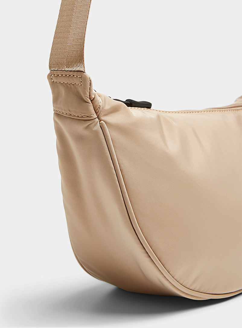 Simons: Le sac bandouli&egrave;re demi-lune Taupe pour femme