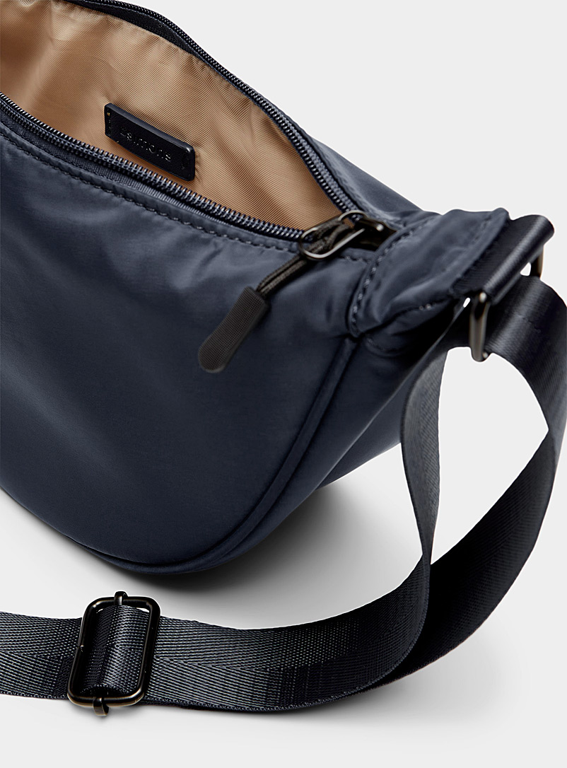 Simons: Le sac bandouli&egrave;re demi-lune Taupe pour femme