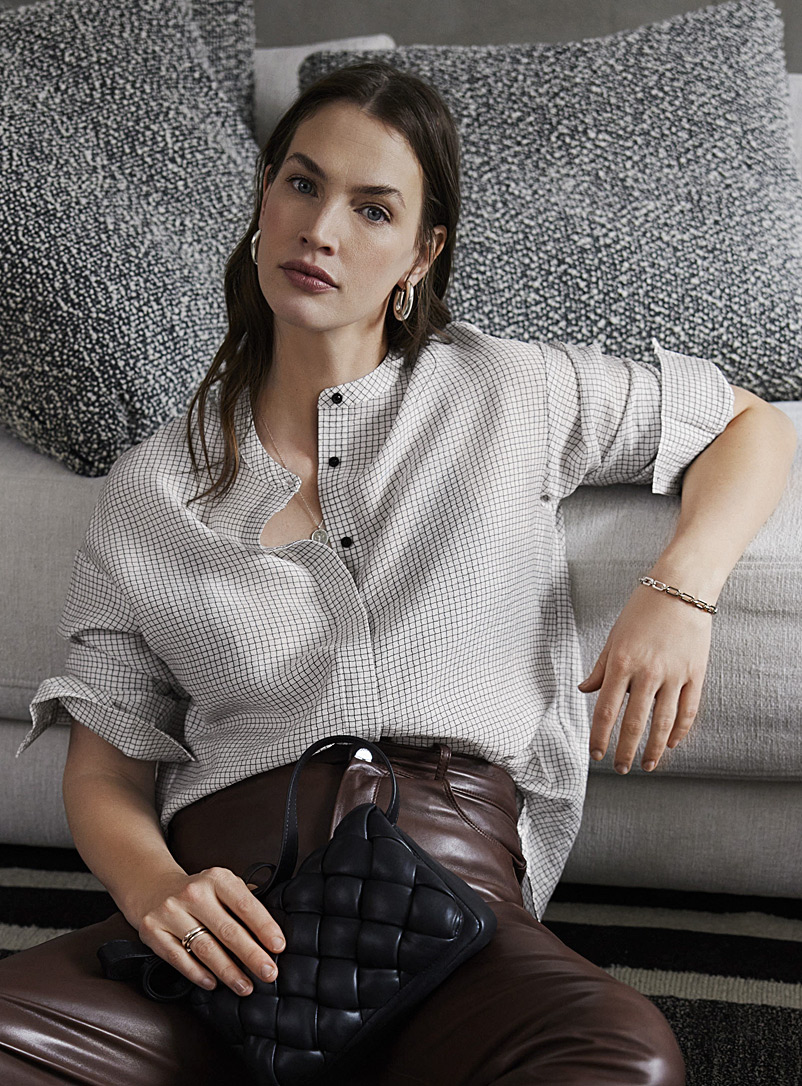 Contemporaine: La chemise texturée carreaux minimalistes Écru à motifs pour femme