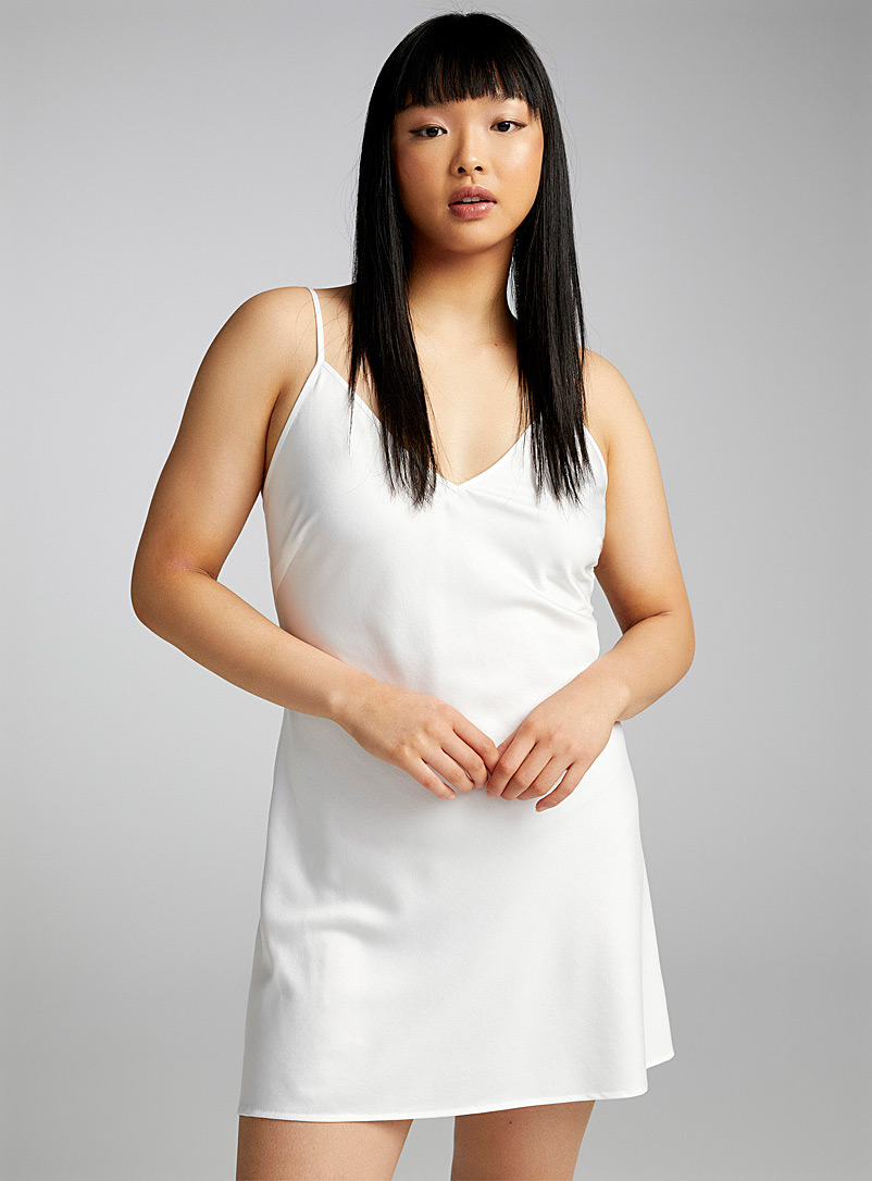 Twik: La robe nuisette satin col V Blanc pour femme