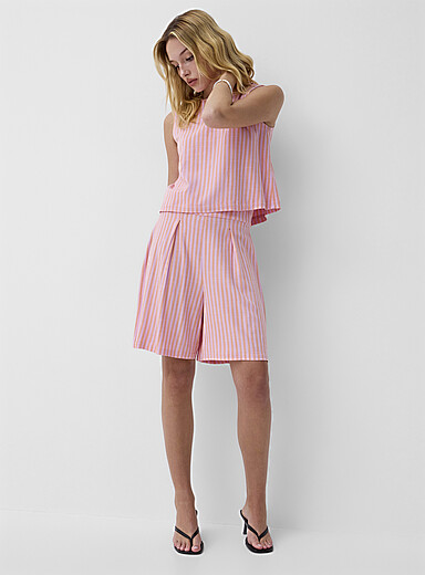 Deep pleating high-waisted short
