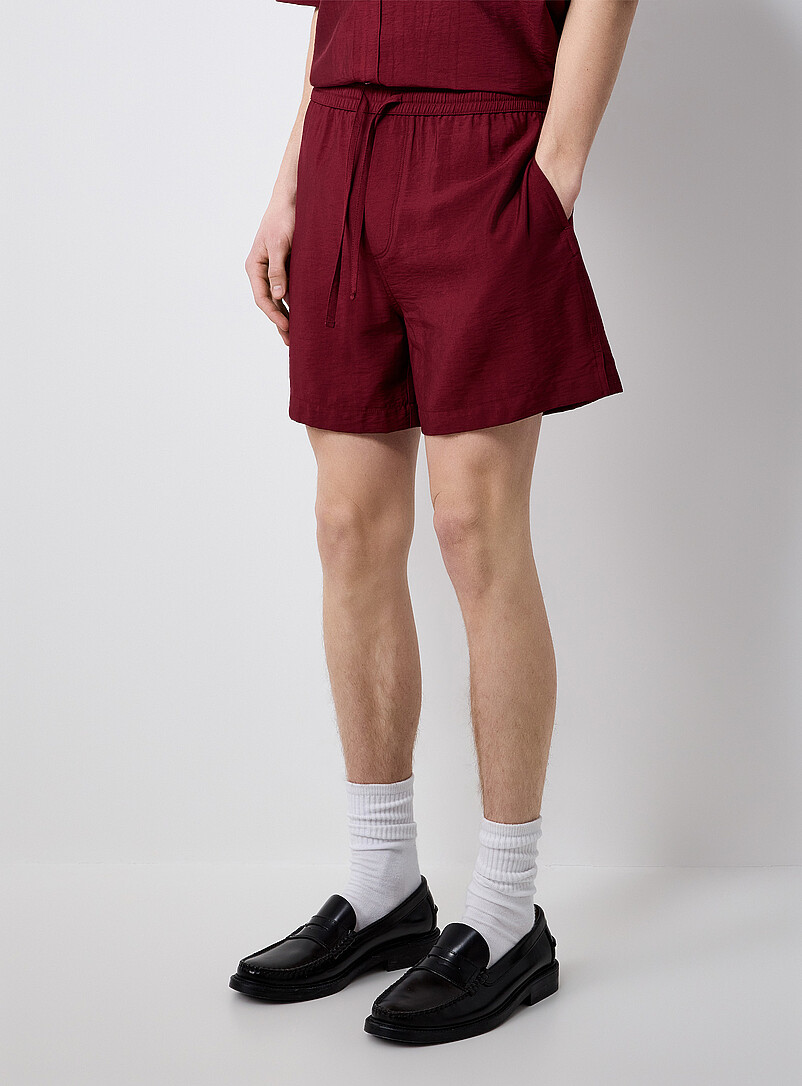 Le 31 Burgundy Fluid crinkled shorts <b>Inseam: 5.5" (14 cm)</b> for men