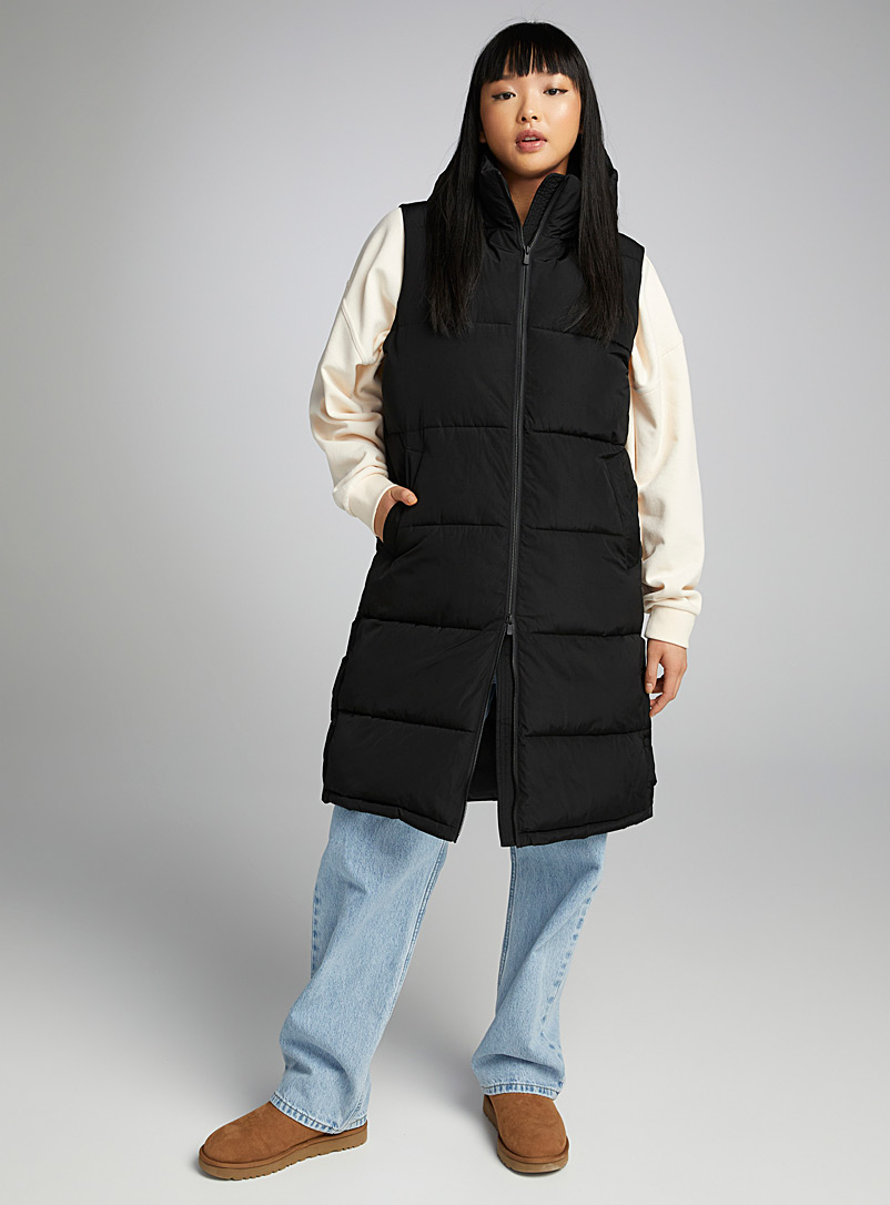 Twik: La longue veste matelassée à capuche Noir pour femme