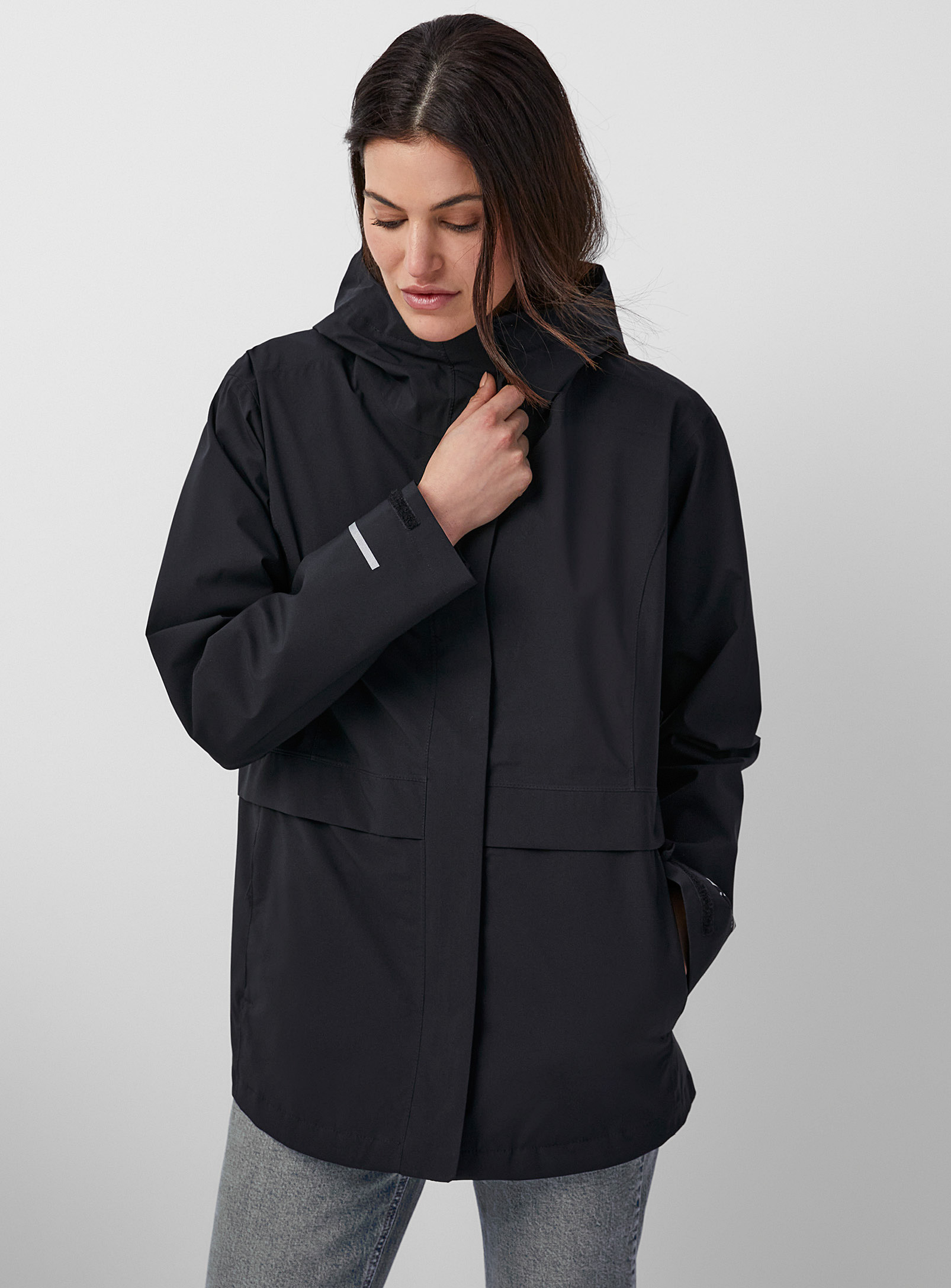 Columbia Altbound Short Hooded Raincoat In Black