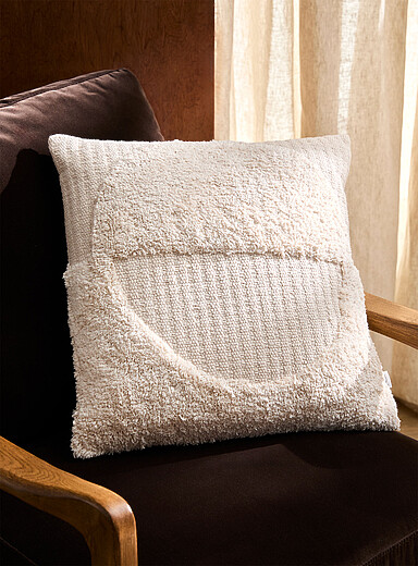 Le coussin d&eacute;houssable motif demi-lune touffet&eacute; 45 x 45 cm