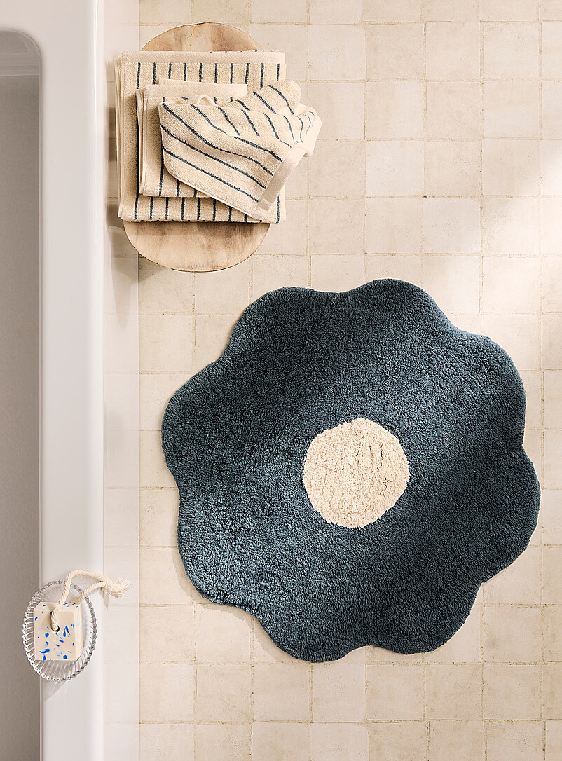 Artistic flower bath mat 65 x 67 cm product image (primary)