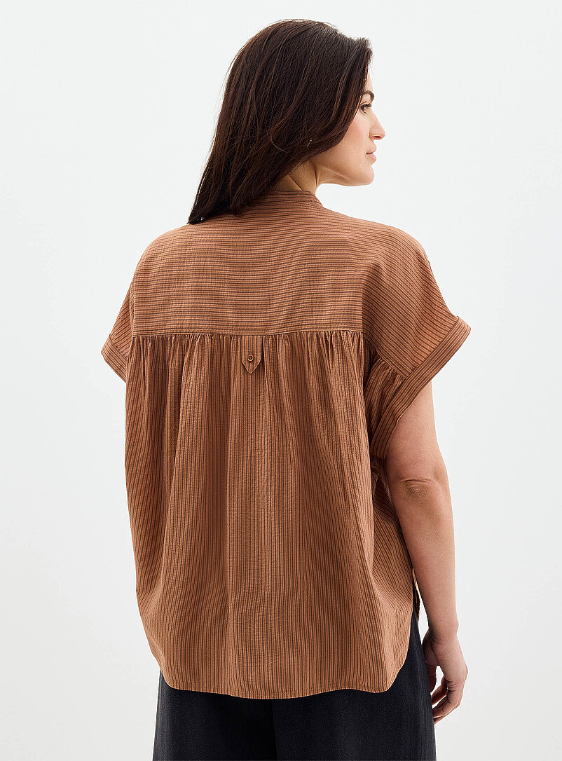 Sess&ugrave;n: La blouse ray&eacute;e &agrave; mancherons drap&eacute;s Camille Brun &agrave; motifs pour femme