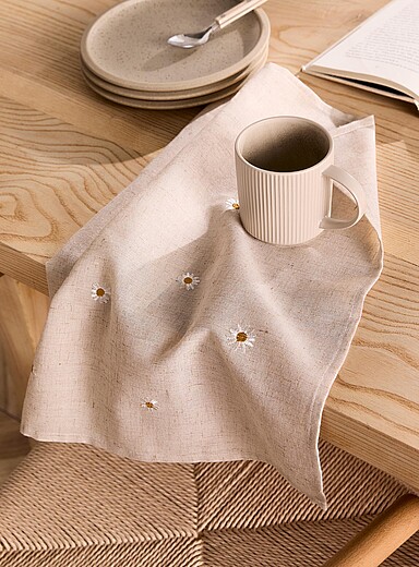 La serviette de table brod&eacute;e marguerites